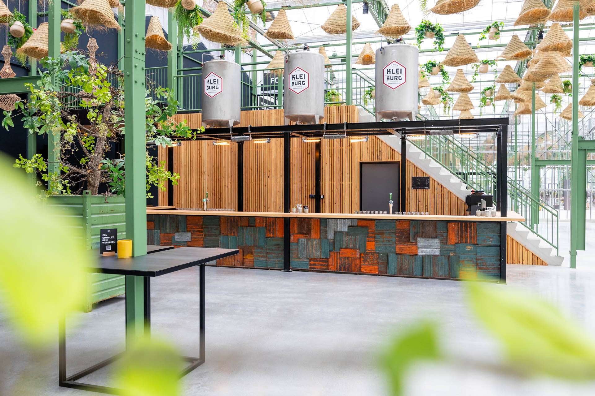 Een bar van gerecyclede materialen in de Midden Nederland Hallen